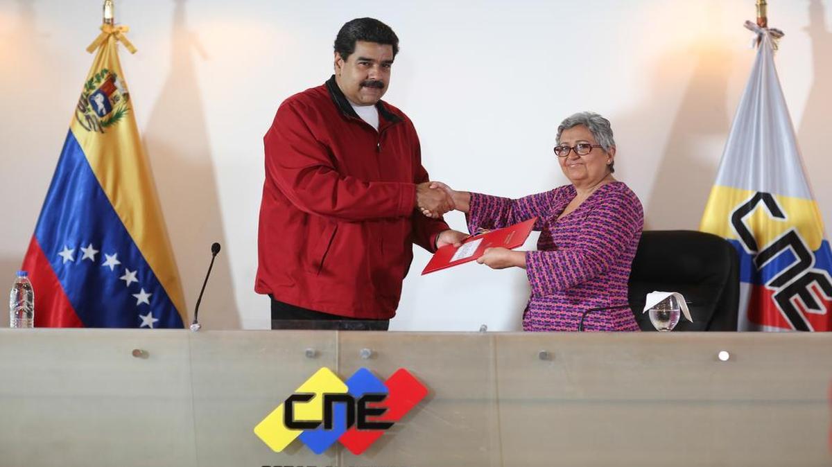 El presidente de Venezuela, Nicolás Maduro y la presidenta del Consejo Nacional Electoral (CNE), Tibisay Lucena el 23 de mayo de 2017.