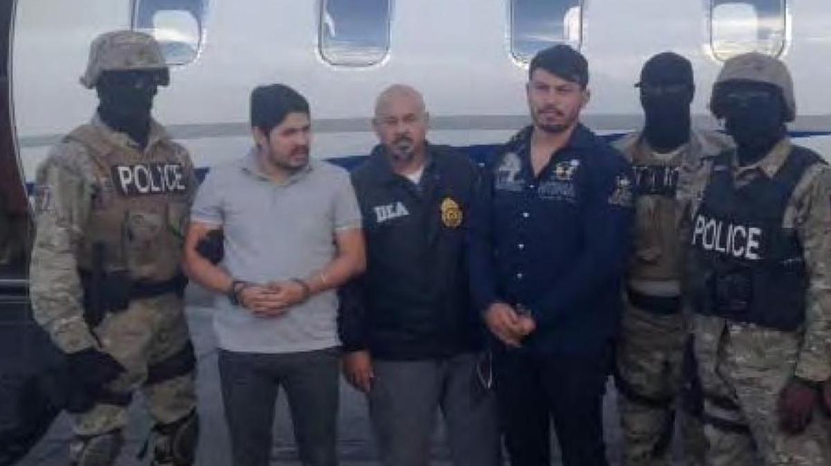 Los acusados Efraín Campo, segundo de la izquierda, y Francisco Flores, cuarto, cuando fueron arrestados por agentes de la DEA.