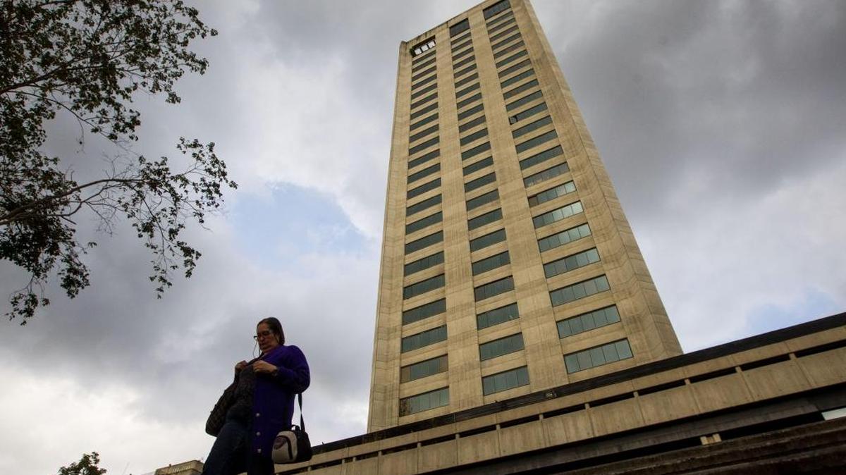 Vista externa de la Torre Humbolt, donde se encuentran ubicadas las oficinas de la empresa brasileña Odebrecht el 14 de febrero de 2017, en la ciudad de Caracas, Venezuela. La Dirección de Contrainteligencia Militar venezolana allanó las oficinas de Odebrecht en Caracas, días después de que el presidente Nicolás Maduro y el Parlamento pidieran a la Justicia investigar el caso de supuestos sobornos de la constructora en el país, informó un diputado opositor.