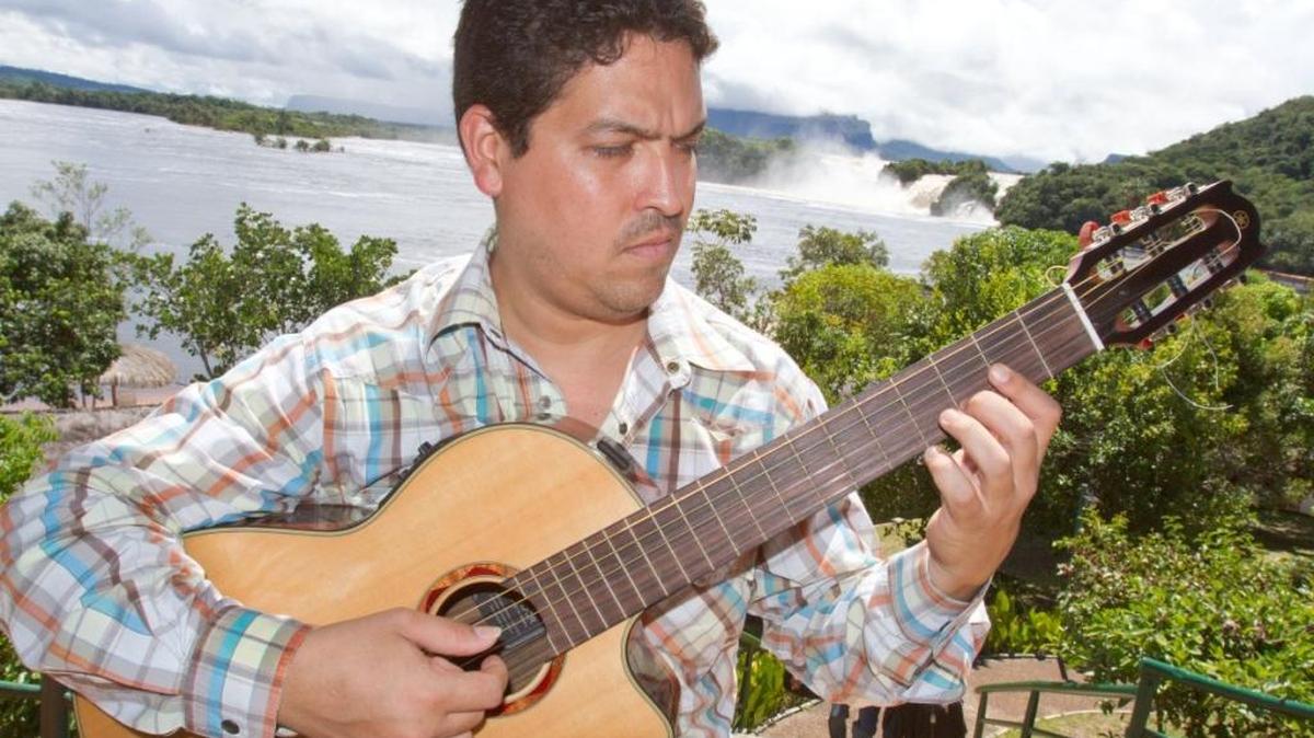 El guitarrista venezolano José Luis Lara fue asesinado el domingo en la noche frente a la casa de su madre por delincuentes que querían robarle el auto.