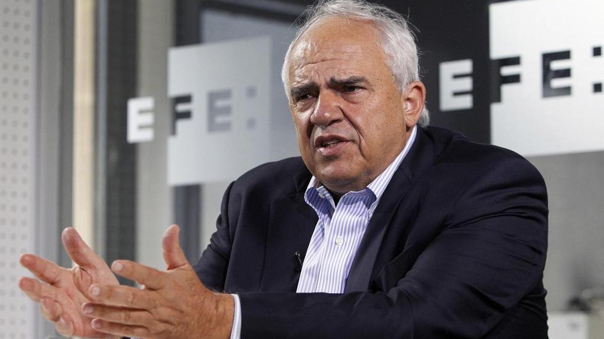 El ex secretario general de la Unión de Naciones Suramericanas (Unasur) Ernesto Samper, durante una entrevista con Efe en la que asegura que los ciudadanos de Latinoamérica desean ver "una España unida", como "socia" de los "grandes intereses" de esa región en Europa.
