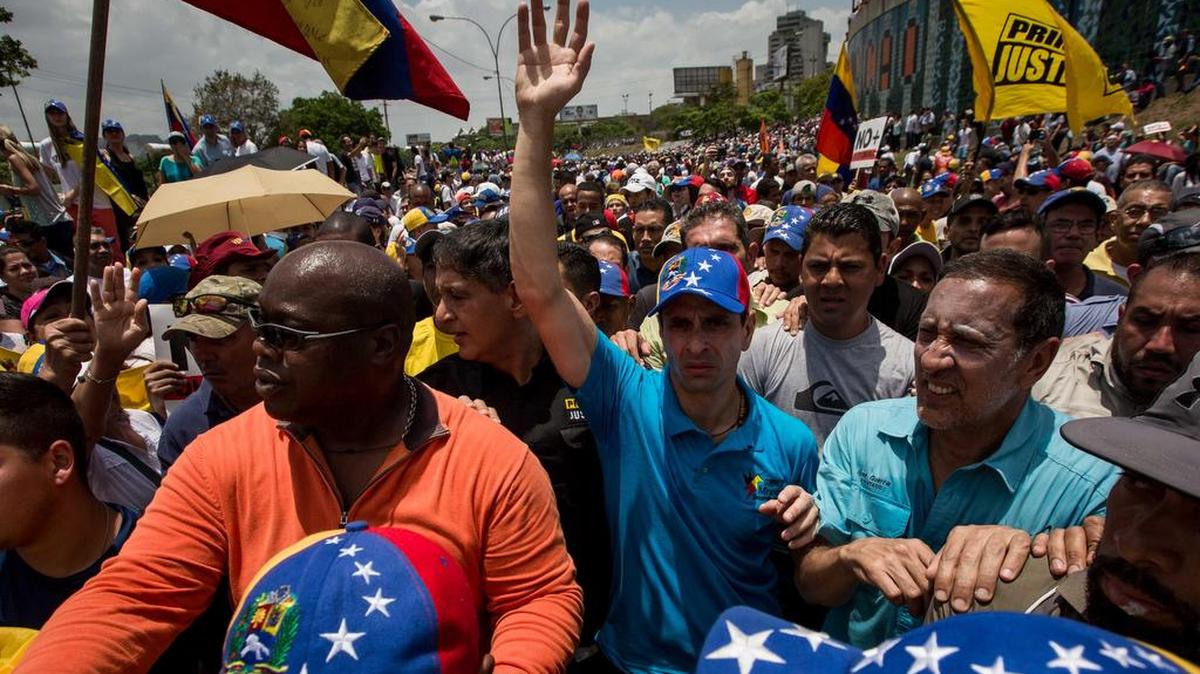 El líder opositor venezolano Henrique Capriles (c) participa junto a un grupo de personas, en una manifestación contra el gobierno venezolano el jueves 6 de abril de 2017, en Caracas (Venezuela).
