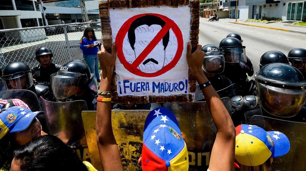 Personas protestan contra el presidente Nicolás Maduro, en Mérida, Venezuela, el 7 de septiembre de 2016.