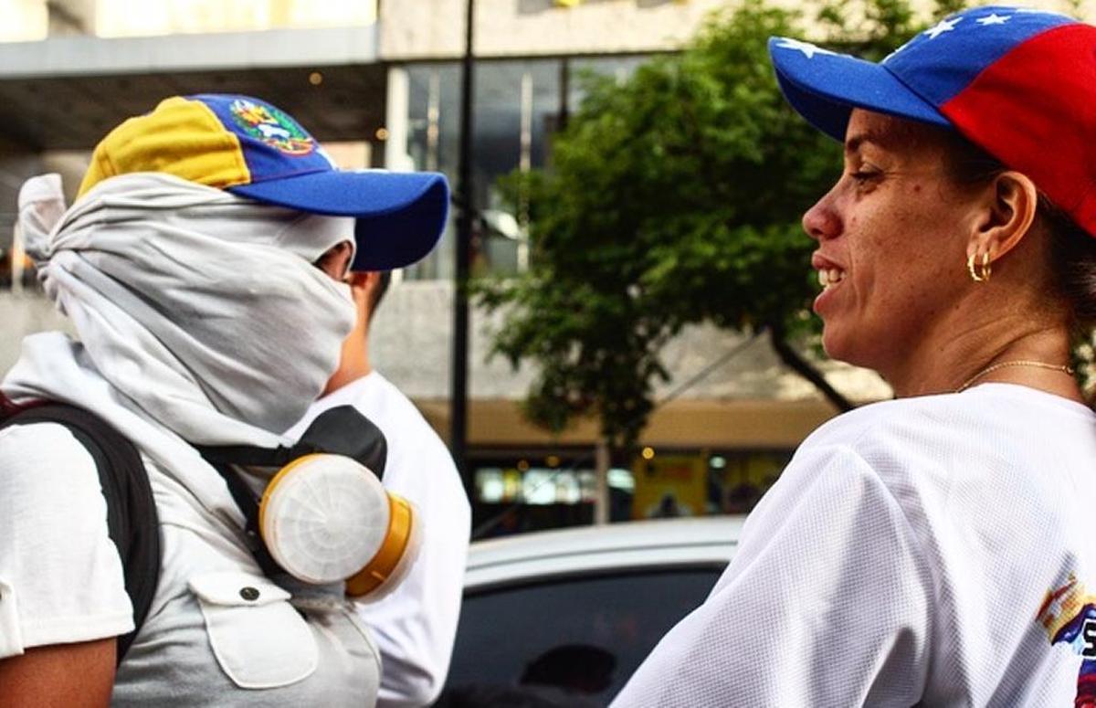 Zugeimar Armas, madre del joven asesinado Neomar Lander, conversa con una mujer que participaba en una protesta en Caracas contra el gobierno de Nicolás Maduro.