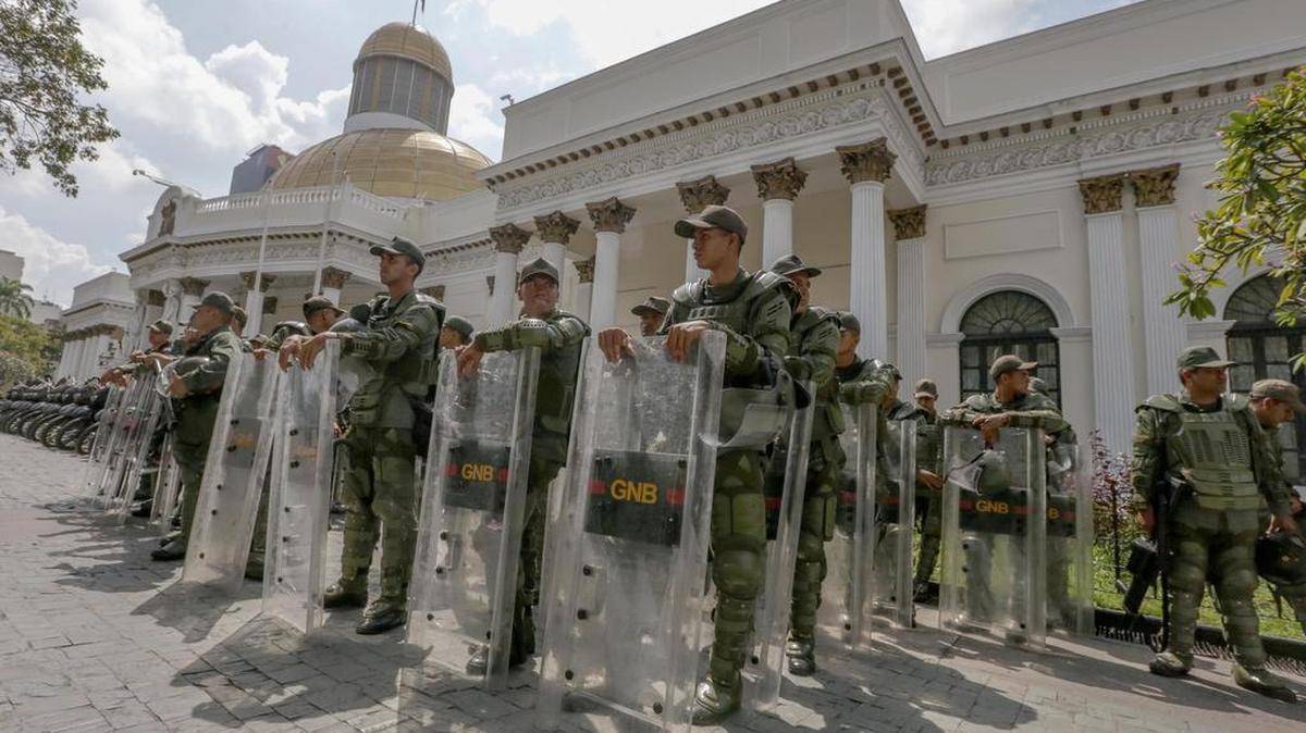 Miembros de la Guardia Nacional Bolivariana (GNB) montan guardia en las inmediaciones de la Asamblea Nacional el jueves 27 de octubre de 2016, en Caracas (Venezuela).