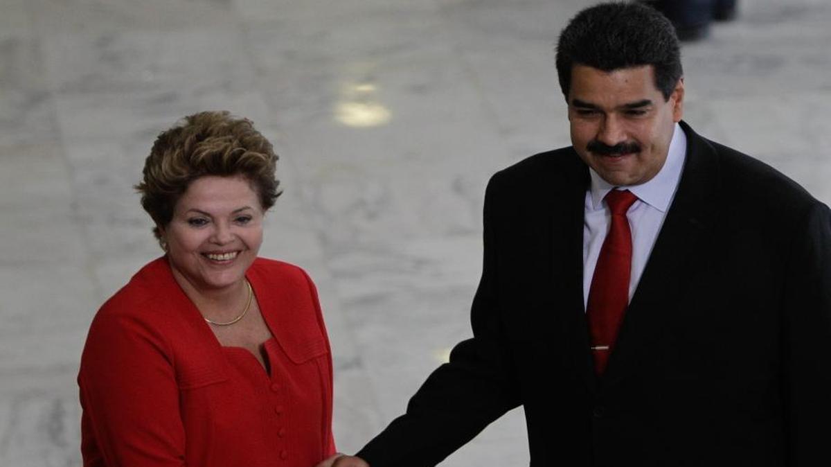 El gobernante venezolano Nicolás Maduro saluda a la presidenta brasileña Dilma Rousseff el 9 de mayo del 2013, en el Palacio Presidencial de Planalto en Brasilia.