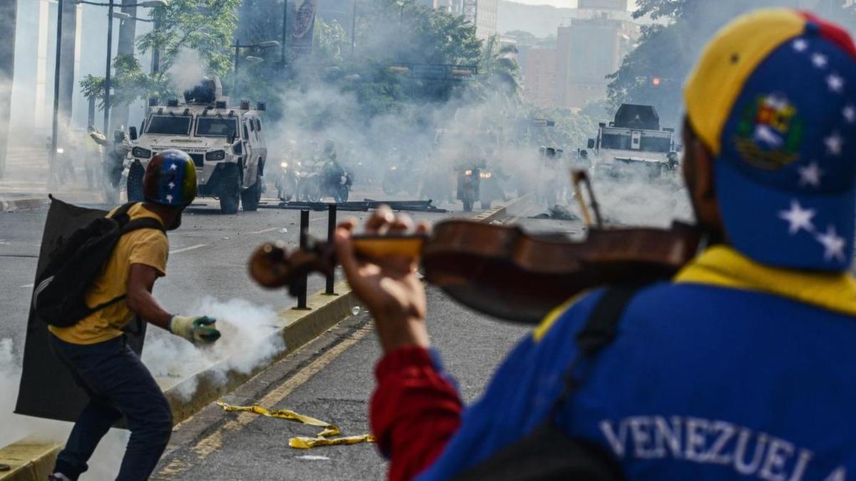 Opositores chocan con la policía durante una manfestación contra el presidente Nicolás Maduro, en Caracas el sábado 20 de mayo del 2017.