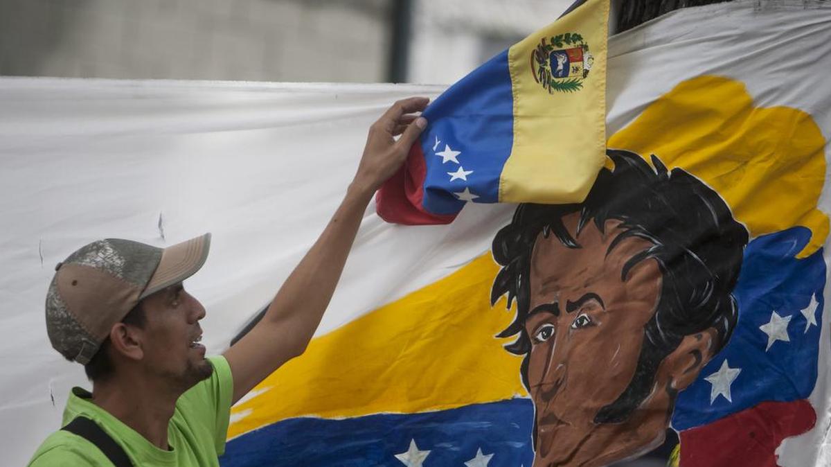 Un grupo de personas adeptas al Gobierno participa en una manifestación en las inmediaciones de la sede de la Fiscalía el 17 de junio de 2016, en la ciudad de Caracas (Venezuela).