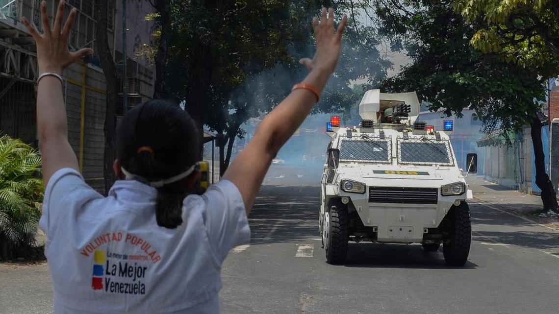 Un manifestante gesticula frente a un vehículo blindado durante una protesta contra el presidente venezolano Nicolás Maduro, en Caracas el 20 de abril de 2017.