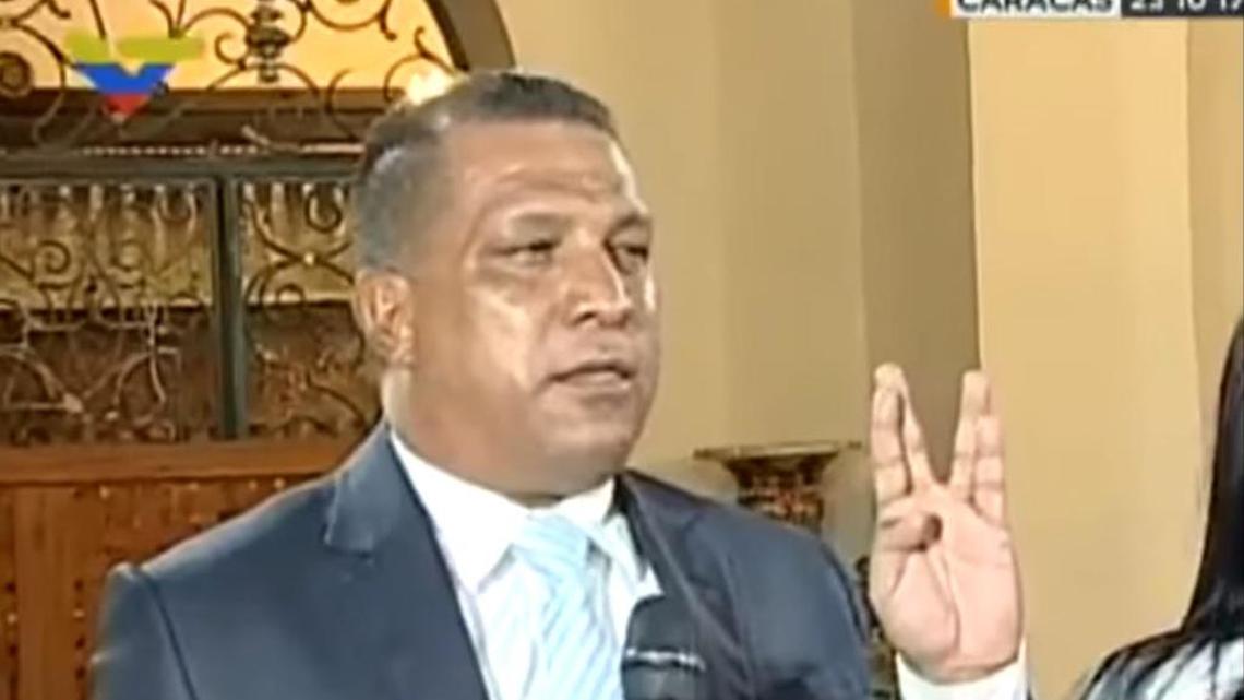 ¿Uso el saludo vulcaniano de la serie de ciencia-ficción Star Trek? El gobernador electo Alfredo Díaz del estado Nueva Esparta jura ante la Asamblea Constituyente lunes 23 de octubre de 2017 en Caracas, Venezuela.