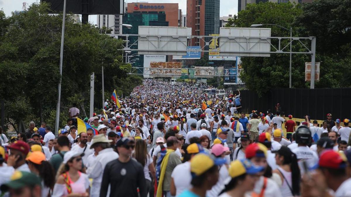 Venezolanos salen a marchar por la “toma de Caracas” el 1 de septiembre de 2016.