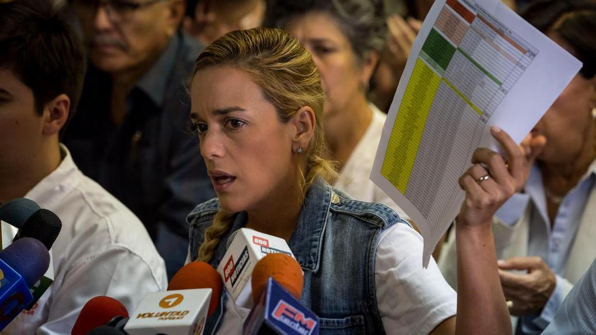 Lilian Tintori participa en una rueda de prensa hoy, miércoles 2 de noviembre de 2016, en Caracas (Venezuela). Lilian Tintori, esposa del opositor encarcelado Leopoldo López, pidió hoy al Gobierno venezolano una fe de vida de su esposo tras asegurar que no lo ve desde la semana pasada, y tampoco sus abogados.