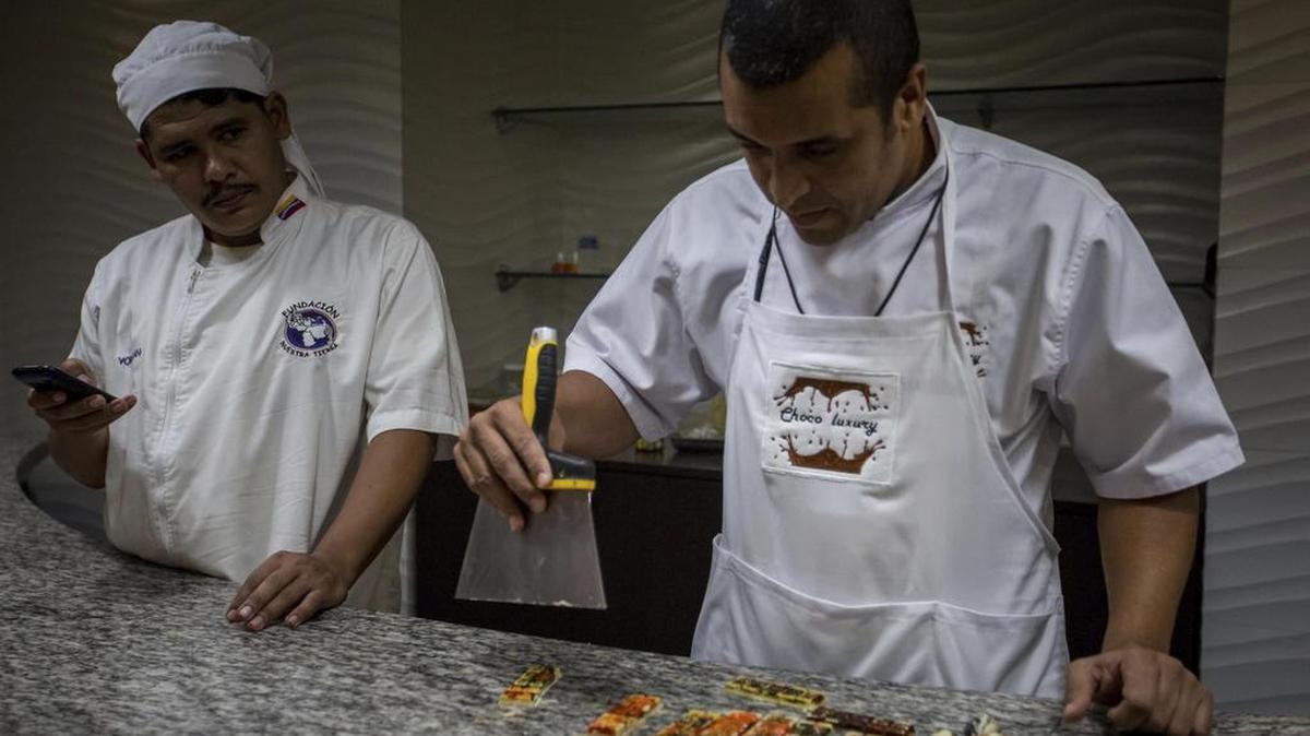 Demostración de la elaboración de dulces de chocolate durante la IV Expoferia Internacional del Chocolate el 30 de septiembre del 2016, en Caracas (Venezuela).