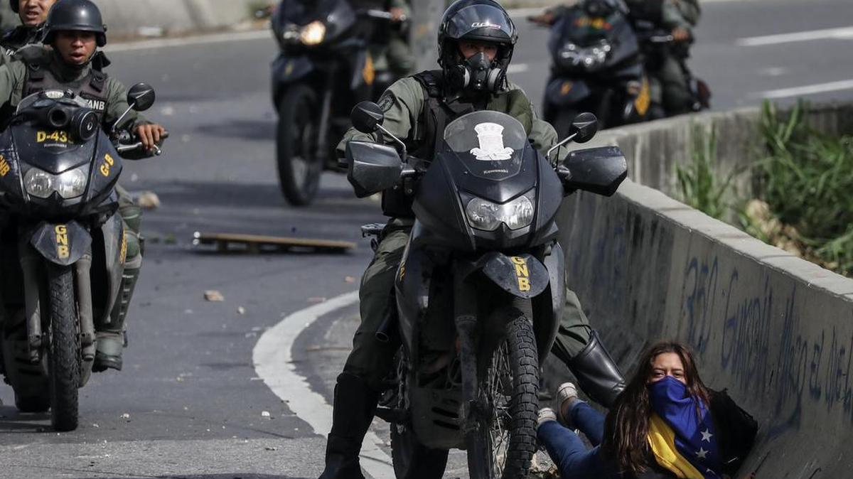 La Guardia Nacional Bolivariana (GNB) se enfrenta a manifestantes durante una protesta el lunes 10 de julio de 2017, en Caracas, Venezuela.
