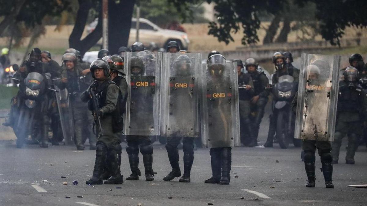 Miembros de la Guardia Nacional Bolivariana (GNB) se enfrentan a un grupo de manifestantes opositores durante una protesta el martes 18 de julio de 2017, en Caracas (Venezuela).