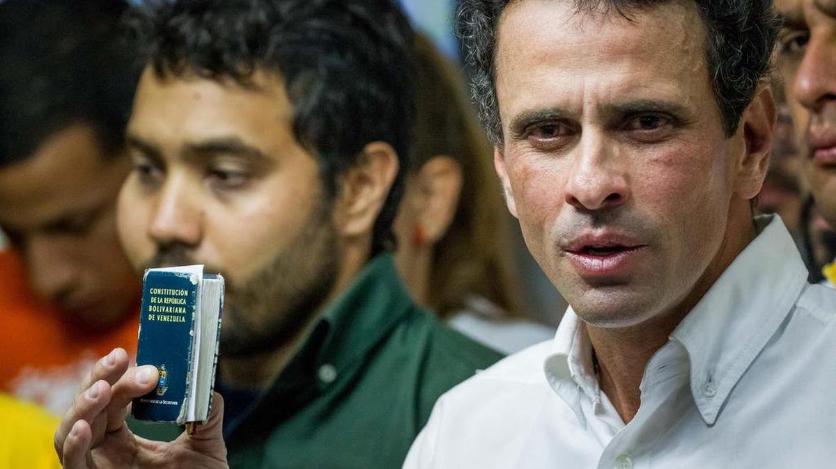 El líder opositor venezolano Henrique Capriles denunció el 29 de mayo de 2017 que fue emboscado por funcionarios de la policía militarizada Guardia Nacional (GNB) al término de una protesta antigubernamental en Caracas.