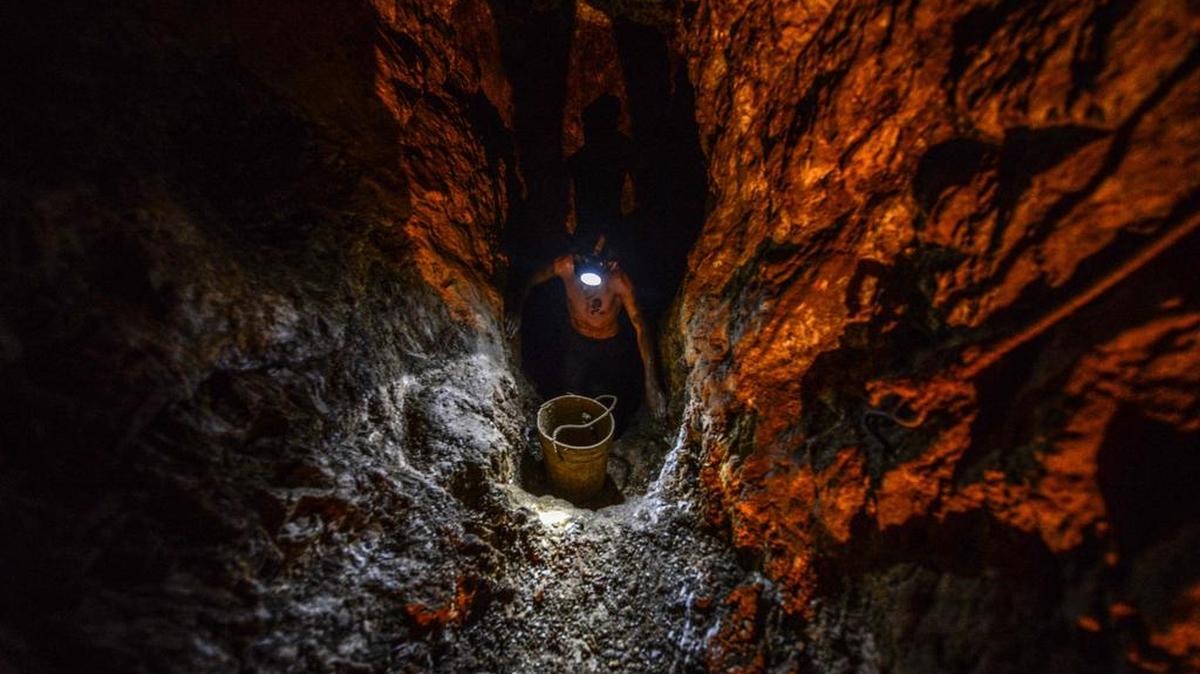 Ender Moreno busca oro en la mina de oro La Culebra en El Callao, estado de Bolívar, al sureste de Venezuela el 1 de marzo de 2017.