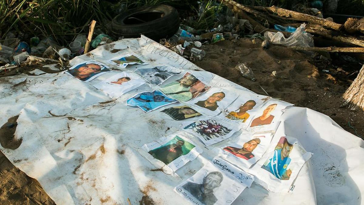 Fotografía de un cartel con imágenes de los mineros desaparecidos luego que miembros de la Fuerza Armada Nacional Bolivariana (FANB) dispersaran una manifestación de familiares reclamando su regreso el jueves 10 de marzo de 2016, en la localidad de Tumeremo en el estado Bolívar (Venezuela).