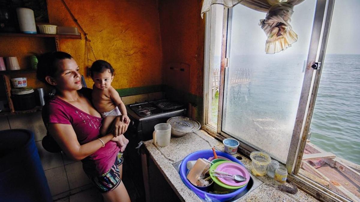 Una madre cuida de su hijo en Palafitos de Santa Rosa de Agua, en Maracaibo, en abril del 2016. 
