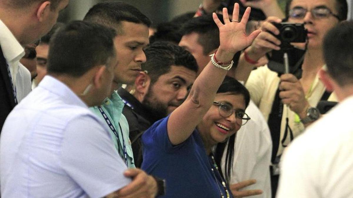 La canciller de Venezuela; Delcy Rodríguez (c), sale de la de la tercera plenaria de Ministros de Relaciones Exteriores de la 47 Asamblea General de la Organización de Estados Americanos (OEA) el miércoles 21 junio de 2017, en Cancún, en el estado de Quintana Roo (México).