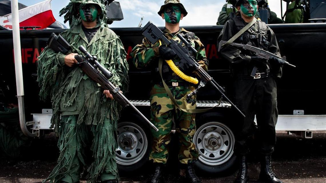 
Miembros del ejército venezolano en un desfile militar en Tumeremo, estado Bolívar, a 90 km de la frontera con Guyana, en julio. 
