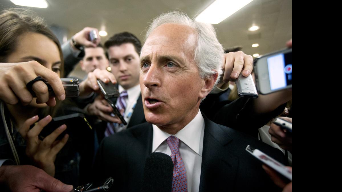 
El republicano Bob Corker, presidente del Comité de Relaciones Exteriores del Senado estadounidense, habla con periodistas en el Capitolio, en Washington en abril pasado. El congresista se reunió el martes y miércoles con autoridades venezolanas y con opositores en Caracas.
