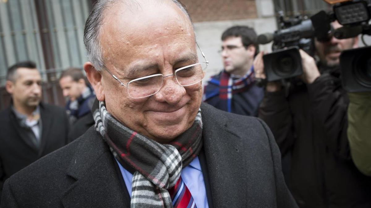 El embajador de Venezuela, Mario Isea Bohórquez, a su salida del Ministerio español de Asuntos Exteriores, donde ha sido convocado por el Gobierno español, para expresarle el rechazo por las palabras del presidente Nicolás Maduro en las que califica al jefe del Ejecutivo, Mariano Rajoy, de "intervencionista, racista y colonialista" y pedirle explicaciones por el viaje a Caracas en un avión oficial de la Fuerza Aérea venezolana por miembros de los grupos políticos de Podemos, Cup y del entorno de ETA.