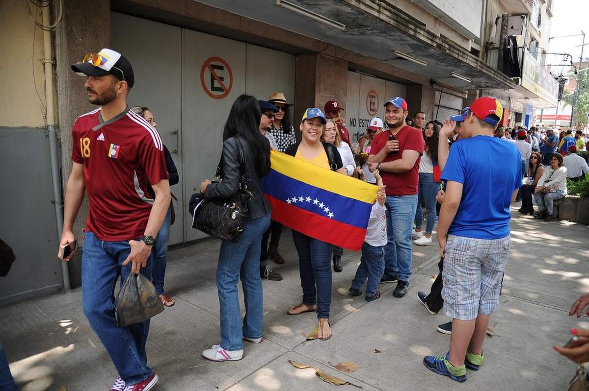 Ciudadanos venezolanos que viven en México, participan en un simbólico plebiscito convocado por la oposición venezolana sobre el proyecto del presidente Nicolas Maduro de una futura asamblea constituyente, el 16 de julio de 2017.