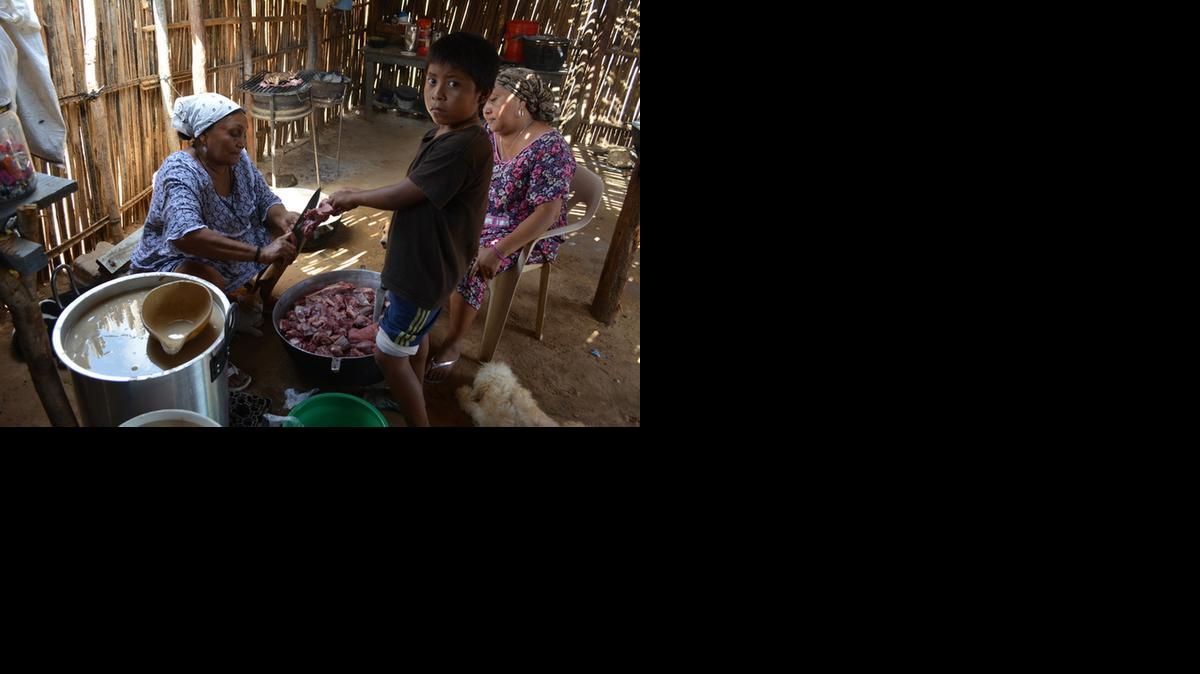 <cutline_leadin>“Ahora todo</cutline_leadin> es muy caro”, dijo Claudina Enrique (izq.), una de los casi 90,000 nativos wayúu de la zona. Los productos que llegaban desde Venezuela han desaparecido, dijo la anciana, y los precios casi se han duplicado.<252><137>Claudina Enrique, cuts up a goat as she makes food for school children in Guajira, Colombia. As Venezuela has cracked down on food smuggling, residents say they’ve seen prices in Colombia almost double in recent weeks.<252><137>