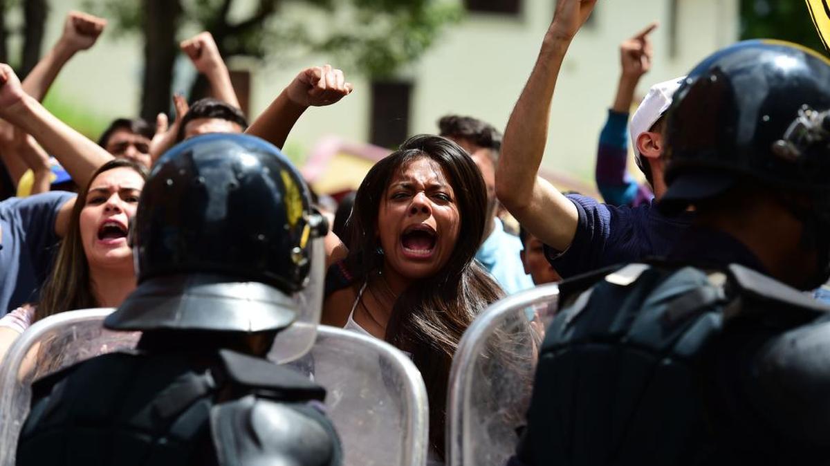Decenas de personas protestan contra el gobierno del mandatario Nicolás Maduro el 7 de septiembre de 2016, en Los Teques, Venezuela.