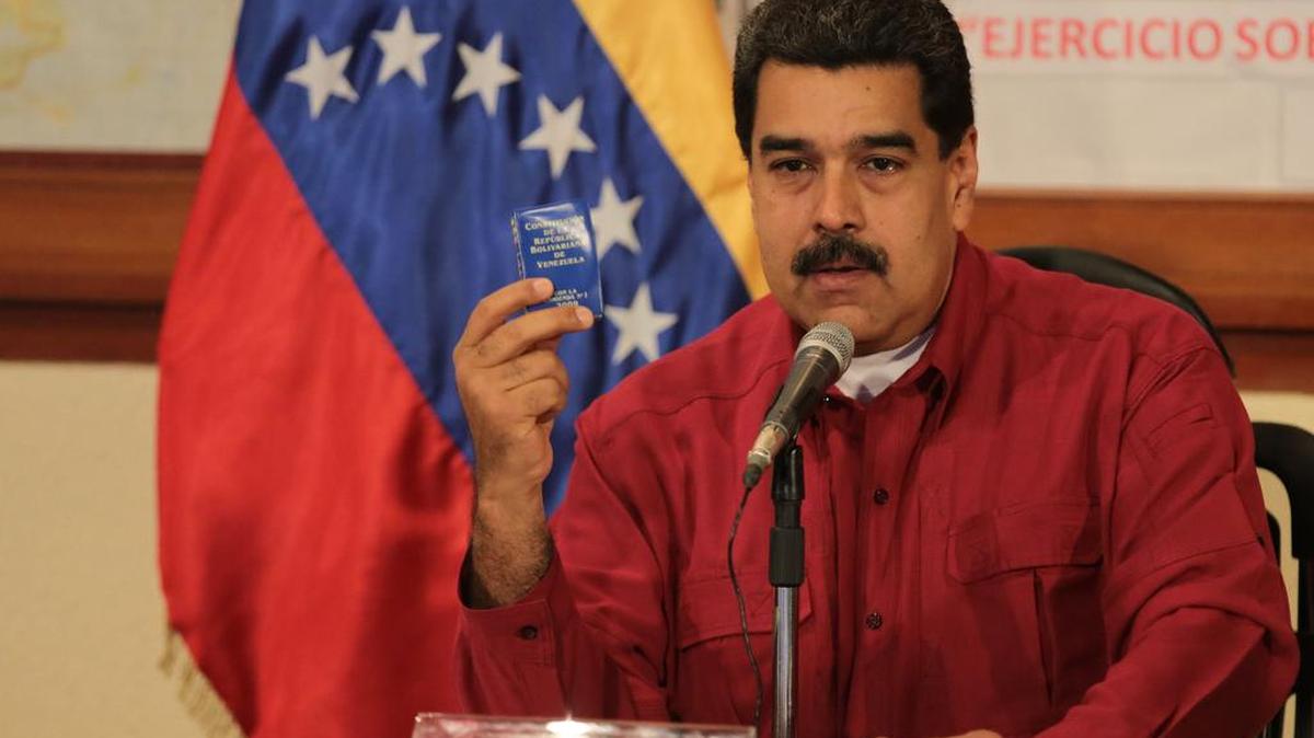 Fotografía cedida por la Oficina de Prensa de Miraflores que muestra al presidente de Venezuela, Nicolás Maduro, mientras participa en un acto de gobierno el jueves 24 de agosto de 2017, en Caracas (Venezuela).