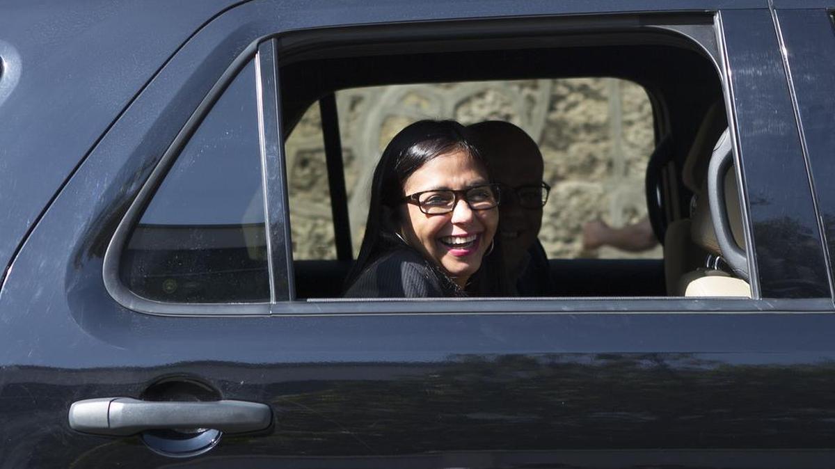 La presidenta de la Asamblea Nacional Constituyente (ANC) de Venezuela, Delcy Rodríguez, ingresa a la cancillería dominicana donde tiene lugar la reunión entre representantes del gobierno y de la oposición de Venezuela el jueves 14 de septiembre de 2017, en Santo Domingo, República Dominicana.