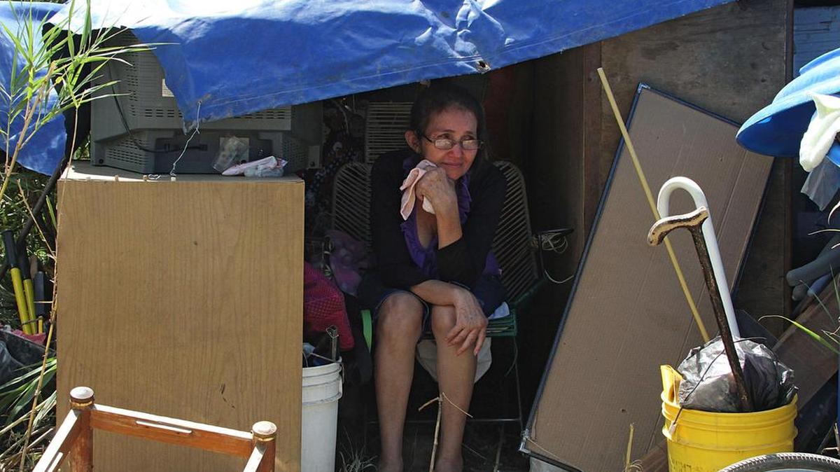 
Una colombiana que huyó de Venezuela descansa bajo una carpa improvisada junto a sus escasas pertenencias en Cúcuta.
