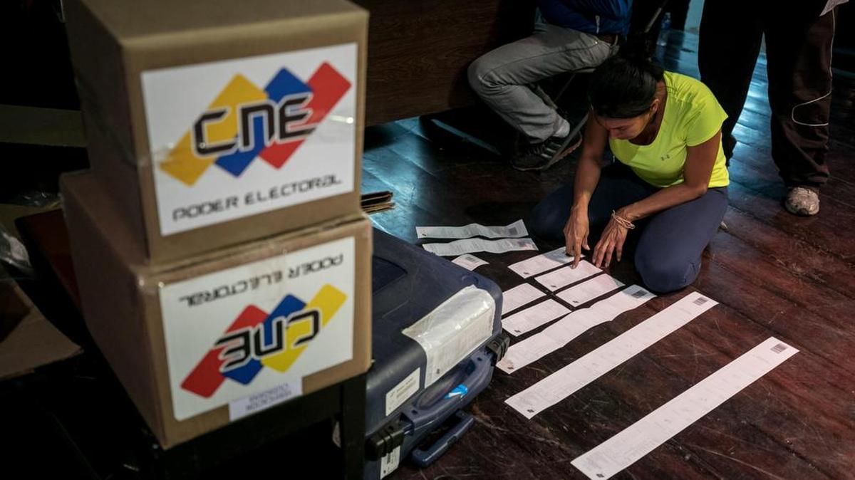 Miembros de mesa cierran y auditan un centro de votación el 10 de diciembre de 2017, durante las elecciones municipales en Caracas (Venezuela).