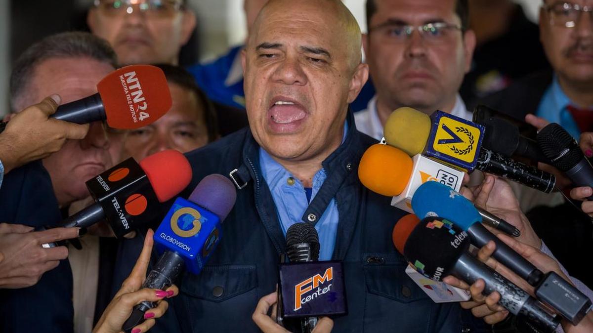 El secretario general de la coalición opositora Mesa de Unida Democrática (MUD), Jesús Torrealba (c), habla a la prensa en el Consejo Nacional Electoral (CNE) el martes 7 de junio de 2016, en Caracas (Venezuela).
