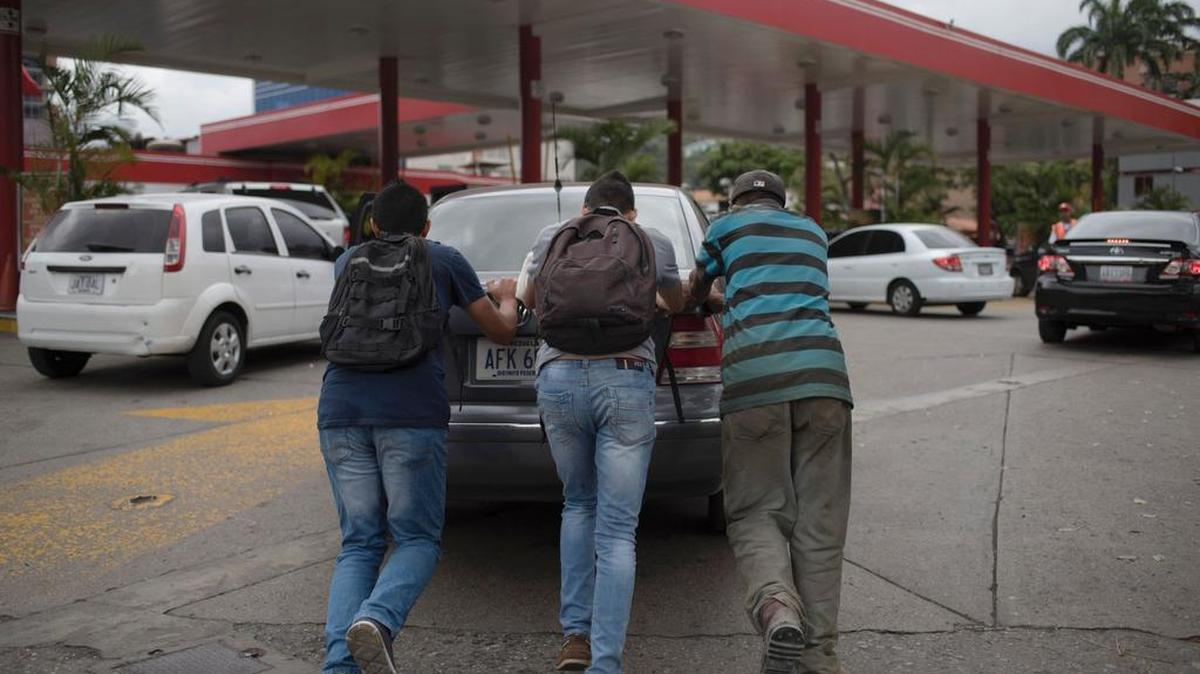 Venezuela, que posee unas de las reservas petroleras más grandes del mundo, está pasando por una nueva crisis: la falta de gasolina. Miles de personas tuvieron que hacer largas filas el jueves en Caracas y el resto del país ante la escasez del combustible.