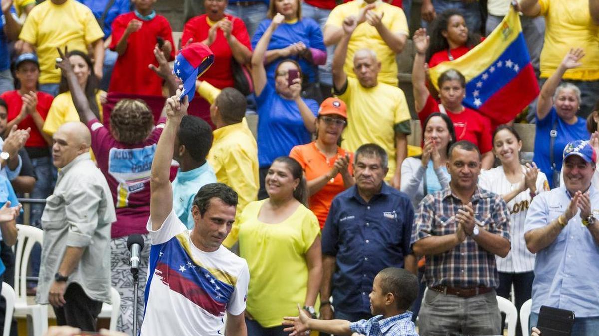 El dos veces candidato a la Presidencia y gobernador del céntrico estado Miranda, Henrique Capriles (i), asiste a un acto de campaña de candidatos a la Asamblea Nacional venezolana por parte de la alianza opositora Mesa de Unidad Democrática (MUD) el domingo 15 de noviembre del 2015, en Caracas (Venezuela).