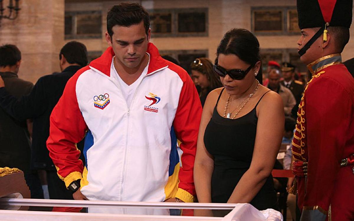 El actor Manuel Sosa con María Gabriela Chávez, durante un acto en homenaje al mandatario Hugo Chávez.