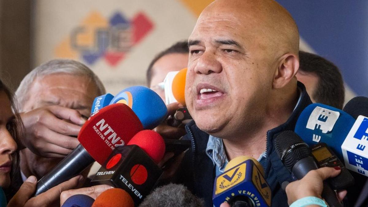 El secretario general de la coalición opositora Mesa de la Unidad Democrática (MUD), Jesús Torrealba, habla con la prensa en el Consejo Nacional Electoral el 28 de junio de 2016, en la ciudad de Caracas (Venezuela). 