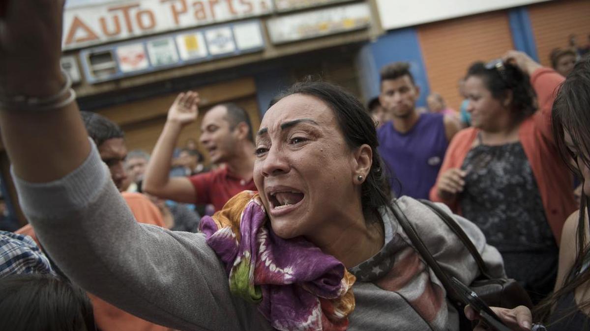 Una mujer grita cerca de una barrera en el cruce de la frontera venezolana con Colombia en San Antonio del Táchira, Venezuela, el jueves, 15 de diciembre de 2016.