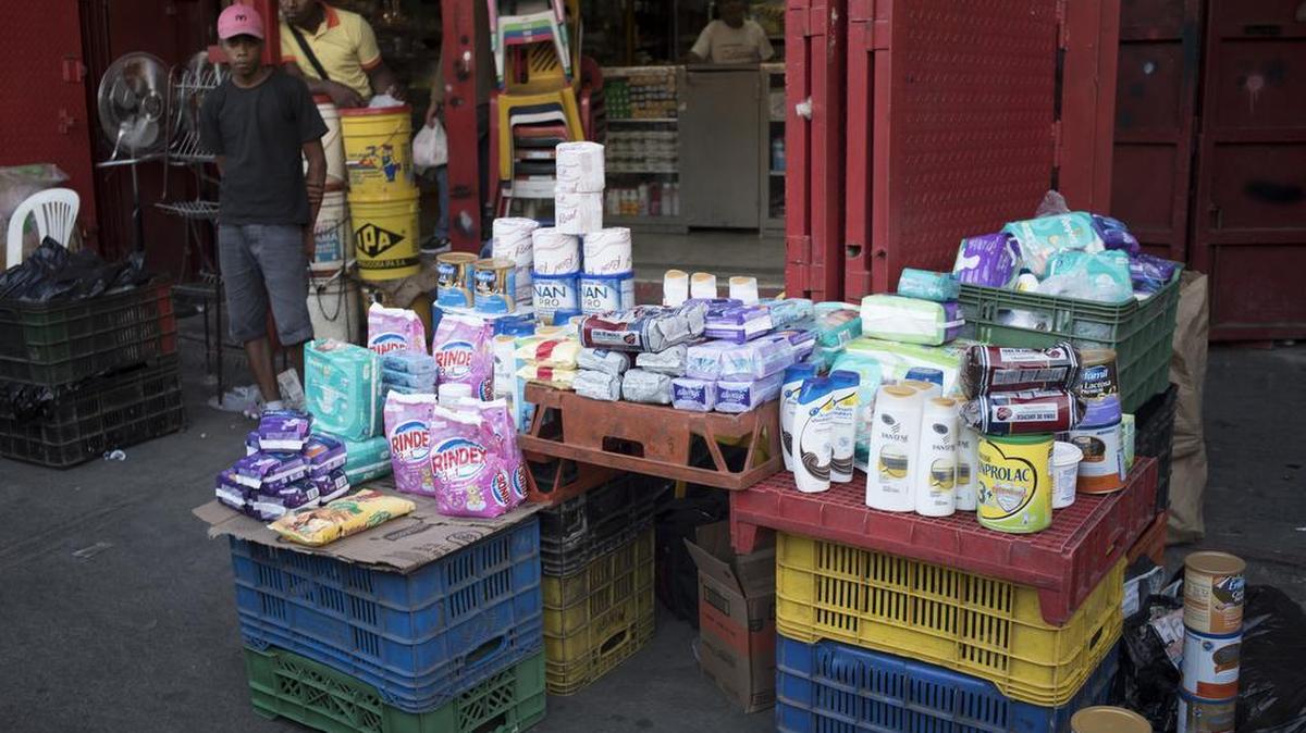 Productos de contrabando son puestos a la venta en una bodega del barrio de Petare, en el este de Caracas, el 12 de noviembre.