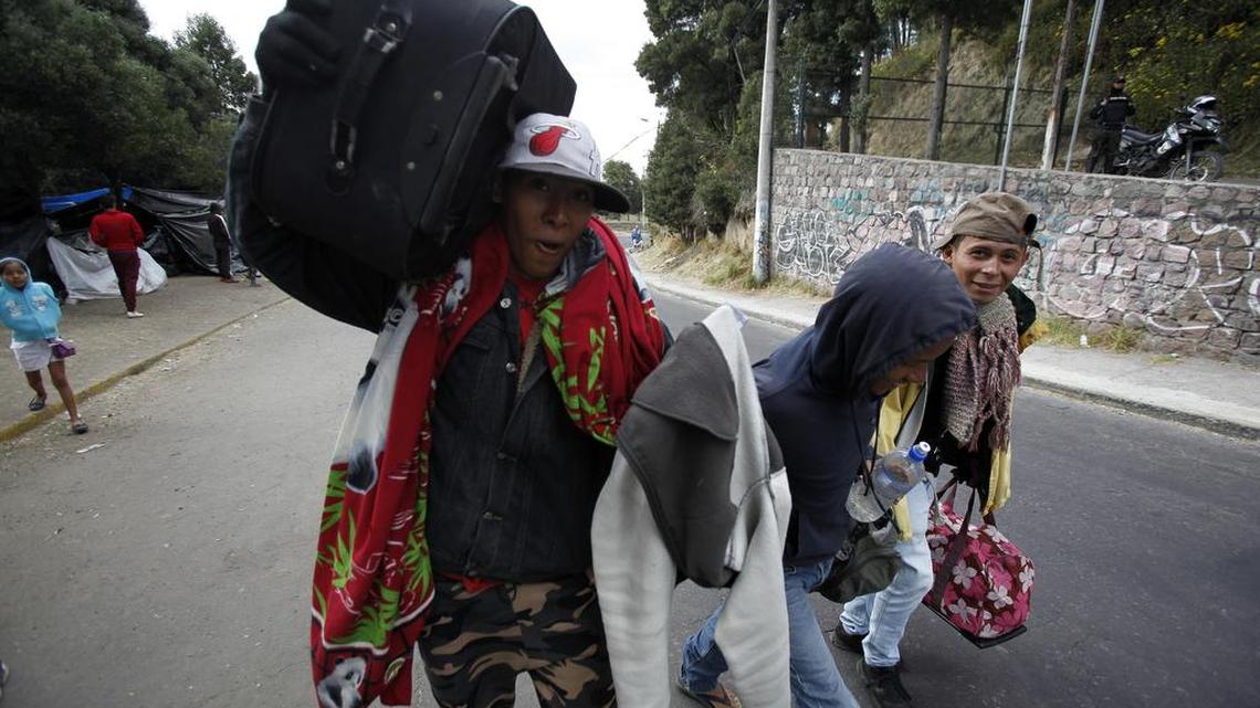 Cientos de emigrantes venezolanos que se hallaban a la intemperie son trasladados a refugios temporales el martes 14 de agosto del 2018, en la parte norte de Quito (Ecuador), hasta que logren reunir los 15 dólares necesarios para seguir viaje a Perú, una opción que persiguen el 80 por ciento de ellos.