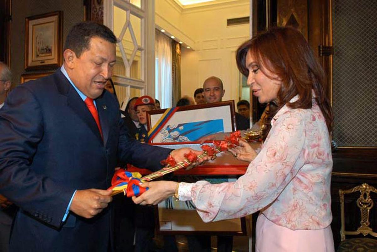 El ex presidente venezolano, Hugo Chávez, entrega a la ex presidenta argentina Cristina Fernández de Kirchner, una réplica de la espada nacional venezolana Simón Bolívar, antes de una reunión en la Casa Rosada de Buenos Aires, el 11 de diciembre de 2007.