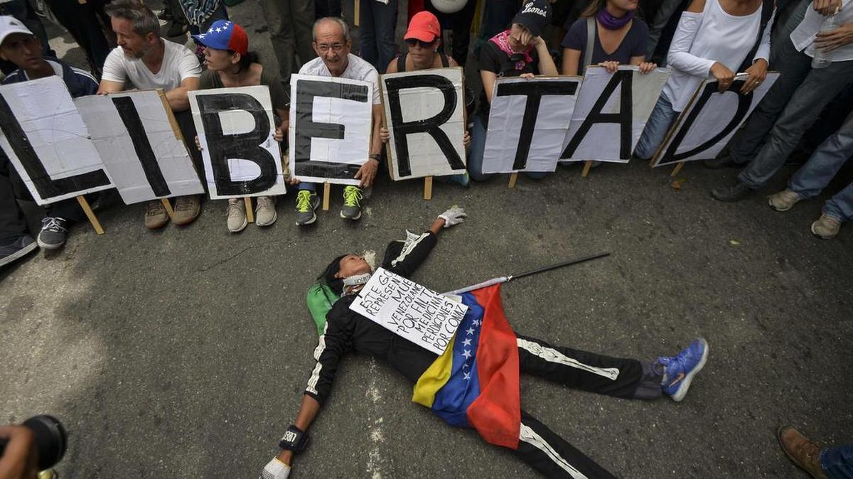 Los venezolanos tienen 53 días protestando en las calles contra el gobierno de Nicolás Maduro.
