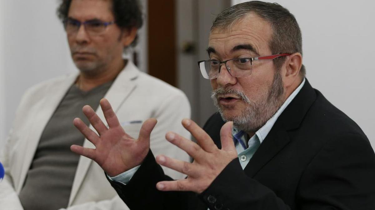 Rodrigo Londoño, líder de las FARC en una reunión con periodistas en Bogotá el 25 de noviembre de 2016.