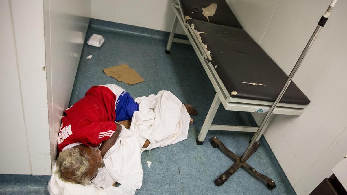Fotografía del 16 de agosto del 2016, de un paciente en el piso en el Hospital Jose María Vargas en Caracas (Venezuela).