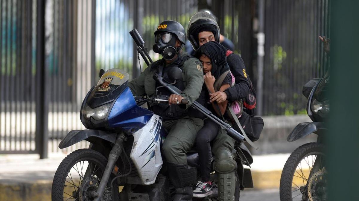 Agentes de la Guardia Nacional arrestan a un joven que participó en las manifestaciones contra el régimen de Nicolás Maduro, el 14 de junio de 2017 en Caracas, Venezuela.