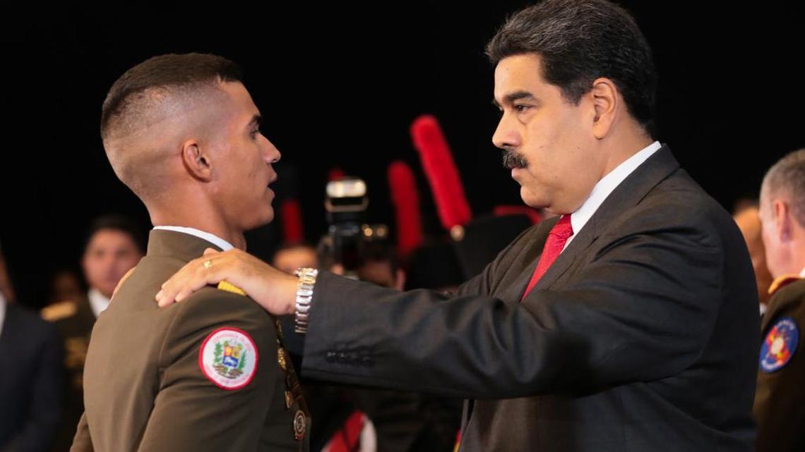 Fotografía cedida por Prensa Miraflores, del presidente venezolano, Nicolás Maduro (d), mientras condecora a un grupo de oficiales de la "Guardia de honor presidencial", el lunes 2 de julio de 2018, en Caracas (Venezuela).
