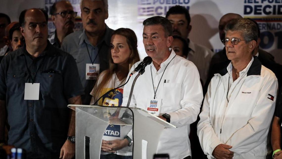 El jefe de campaña de la Mesa de la Unidad Democrática (MUD), Gerardo Blyde (2d), ofrece declaraciones a periodistas, acompañado Lilian Tintori (c), esposa del líder opositor venezolano, Leopoldo López, el domingo 15 de octubre de 2017, en Caracas, Venezuela.