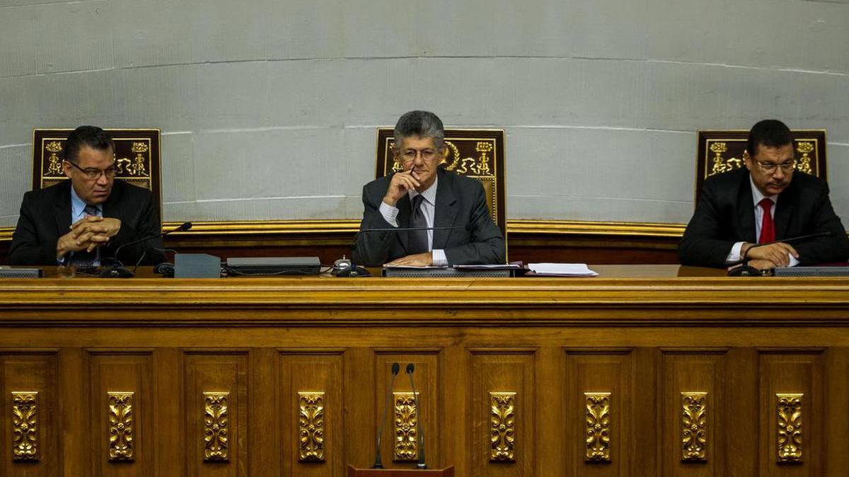 El presidente de la Asamblea Nacional de Venezuela, Henry Ramos Allup, centro, participa en una sesión del parlamento en la ciudad de Caracas.